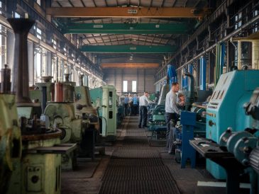 L'impact de l'intelligence artificielle dans les chaînes de production industrielles en France : opportunités et défis.